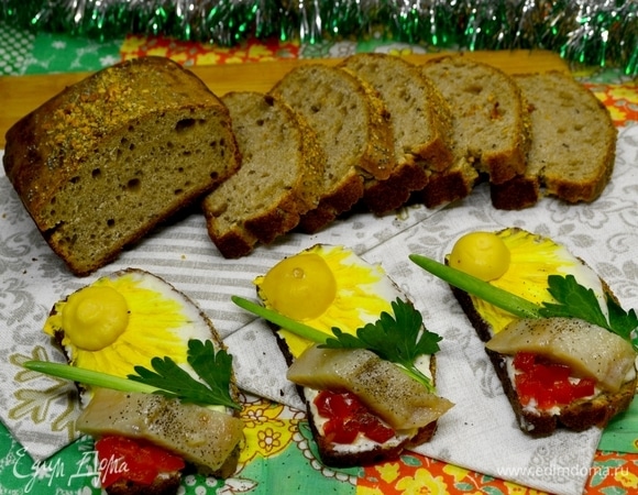 Хлеб получился отменным: ароматный, в меру плотный и пористый! Подайте такой хлебушек с любовью и солнечным настроением! Родные обязательно оценят ваш труд и вашу любовь к ним!