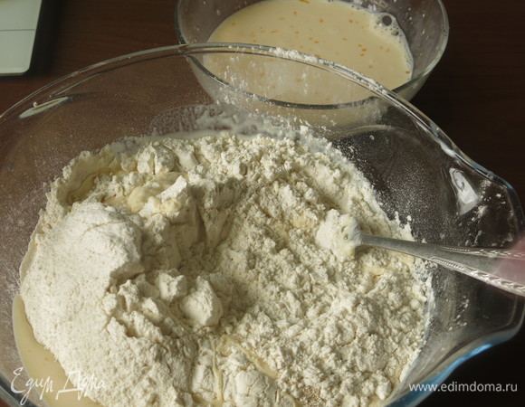Вливаем молоко и яйцо в тесто.