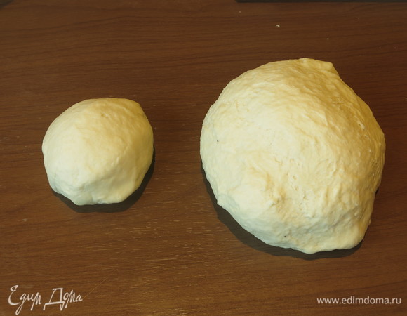 Делим тесто на две части (200 г и 800–870 г). Тесто небольшого размера помещаем в миску, смазанную маслом, отставляем на брожение.