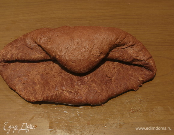 Формируем багет (батард). Распределяем тесто овалом, складываем к центру край справа, потом — край слева по верхней стороне овала, затем — в центральный выступ к центру, аналогично по нижнией стороне овала, складываем края, потом центральный выступ, получается буханочка, прижимаем в центре все 6 частей, складываем к центру вдоль.