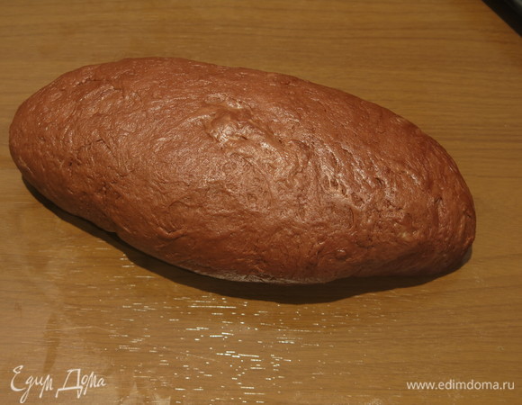 Чуть удлиняем багет, подкатывая края к центру.