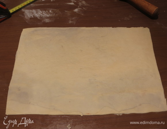 Белое тесто раскатываем в виде прямоугольника (25 на 35 см).