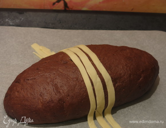 Три полосы выкладываем на середину хлеба, чуть прижимая к буханке.