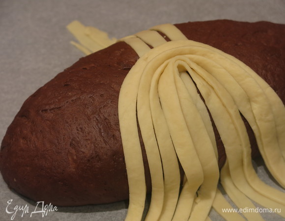 Складываем их ниспадая с одной стороны, изящно сгибая.