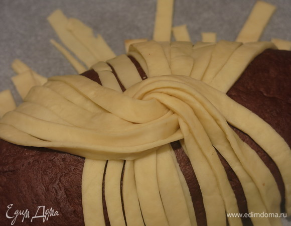 Выкладываем их так же, как первые 5, с противоположной стороны хлеба, поднимаем 5 полос, пропускаем через них 6. Полосы свисают с двух сторон, соединются замком. Раскладываем слева и справа полосы по хлебу.