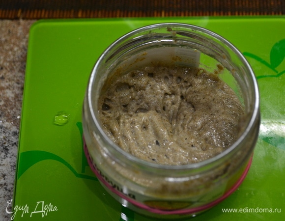 Закваску растим, кормим до 5–8 и даже 15 дней. Она постоянно будет менять свой запах, от несвоевременной подкормки может начать капризничать или вообще погибнуть. Тогда начинаем заново взращивать нашу заквасочку. Если вы не хотите этим заниматься, тогда просто используйте дрожжи.