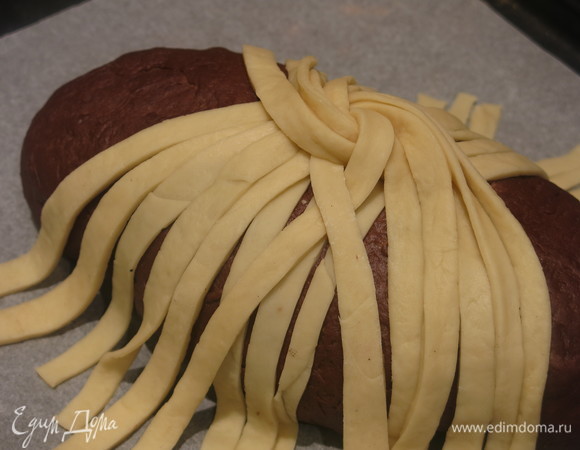 Со стороны, где свисают концы 6 полос, одну полоску слева, ближнюю к центру, выкладываем на первую полоску справа.