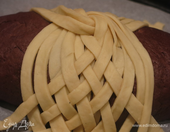 Полоску справа, первую к центру, заводим на полоску слева. Поочередно берем полоски слева, ближние к центру, и пропускаем снизу или сверху над полосками справа. Получается сетка.