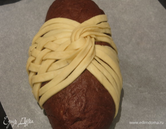 Обрезаем хвостики, если есть, и закладываем полоски под хлеб. Прижимаем слегка.