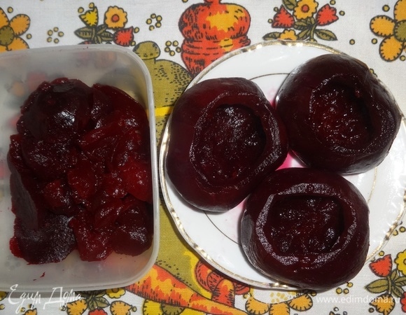 Готовую свеклу достать из духовки, остудить. Аккуратно острым ножом вырезать в каждом корнеплоде конусообразное углубление. Затем выскоблить часть мякоти маленькой ложечкой.