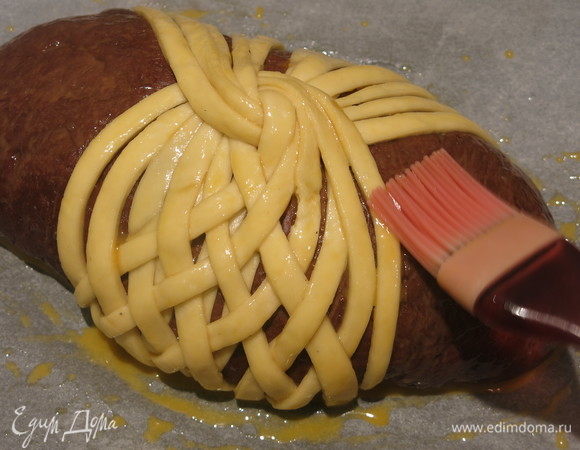 Смешиваем 1 желток, 1 ст. л. молока и щепотку соли. Смазываем хлеб.