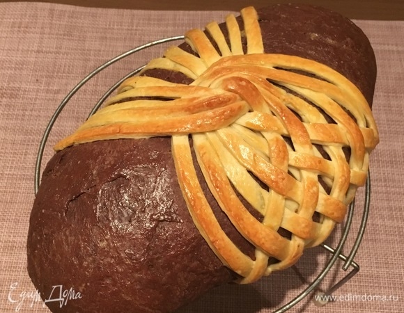 Выпекаем при 180°C 40 минут. Если веревки подгорают, накрываем фольгой. Достаем хлеб и даем остыть на решетке.