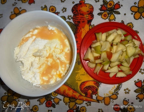 Для начинки творог протереть через сито, растереть с сахаром. Добавить яйцо, перемешать. Яблоко вымыть, обсушить, удалить семена. Яблоко нарезать мелкими кусочками, добавить к творогу и еще раз перемешать.