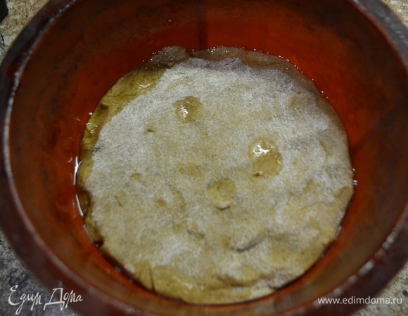 Смешиваем сухие ингредиенты, добавляем чуть теплую воду, масло, вводим закваску. Все смешиваем до тех пор, пока не начнет тесто отделяться от рук. Отправлям в теплое место подниматься на час. Затем перемещаем в форму и снова на час ставим в теплое место. Перед отправкой в духовку смазываю верх заготовок закваской, разведенной в воде. Сверху сразу посыпать маком. Отправляем в разогретую до 200°C духовку на 45 минут. Также следите, когда образуется корочка и зубочистка будет сухой при прокалывании хлеба.