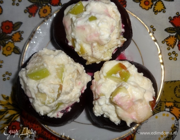 Свеклу нафаршировать творожно-яблочной начинкой.