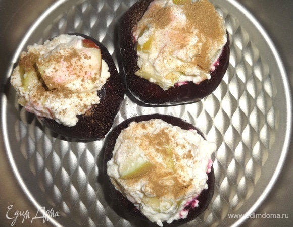 Выложить свеклу в форму для запекания, смазанную растительным маслом, посыпать молотой корицей. Запекать в духовке, разогретой до 180°C, в течение 10–15 минут.