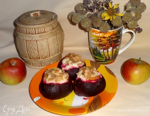 Готовую свеклу с творогом и яблоками выложить на тарелку и подать к столу. Угощайтесь! Приятного аппетита!