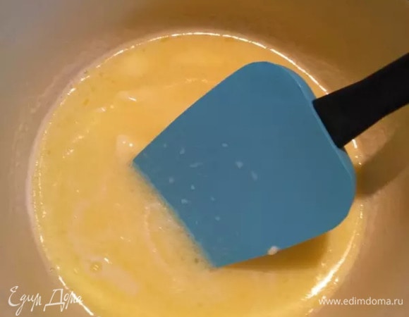 В кастрюльке растопить сливочное масло на медленном огне.