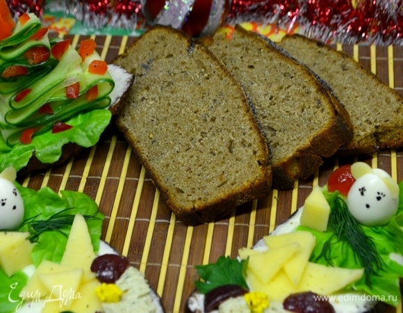 Хлеб хорошо подать к супу, вторым блюдам. Порадуйте себя еще и красивыми новогодними бутербродами!