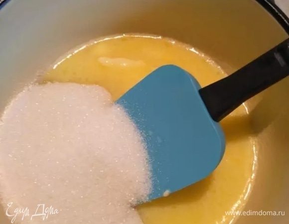 К растопленному маслу добавить сахар, цедру апельсина и молоко. Размешать и варить до полного растворения сахара.