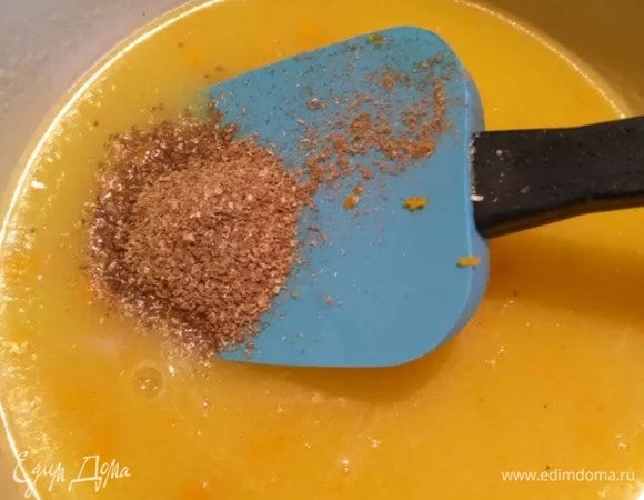 Корианд кладем к молочно-масляной смеси. Размешиваем, снимаем с огня и даем остыть.