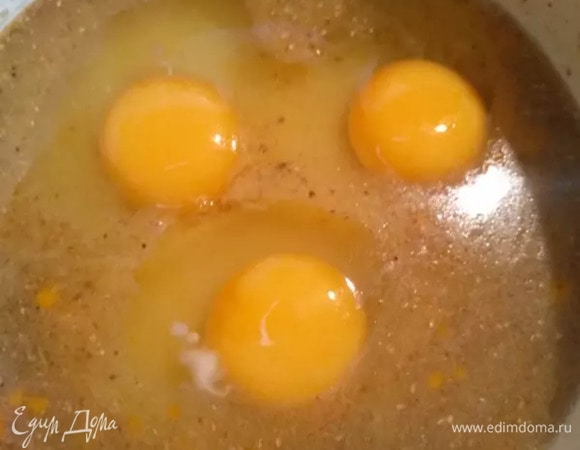 В остывшую массу разбить яйца и взбить миксером пару минут.