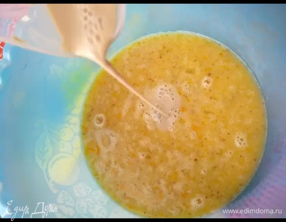 Воду нагреть (не более 40°C). Всыпать дрожжи в воду и перемешать. Вылить разведенные дрожжи в молочно-масляную смесь и перемешать.