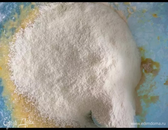 В получившуюся массу добавить просеянную муку небольшими порциями, начинать замешивать ложкой, а затем руками.