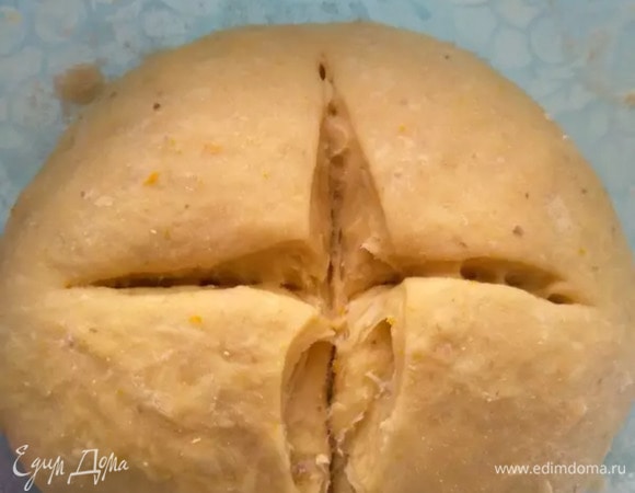 Дно глубокой миски посыпать мукой и туда положить получившееся тесто, сверху сделать надрез в виде креста. Накрыть полотенцем и оставить подниматься на 3 часа.