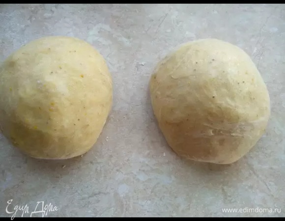 Когда тесто подошло, делим его на две одинаковые части, чтобы получилось два цурека.