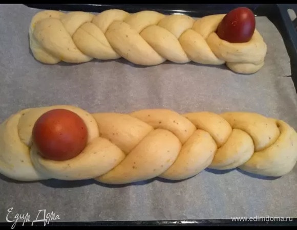 Противень застелить пергаментной бумагой и выложить цуреки на большом расстояние друг от друга, вставить крашеные яйца в плетение (по желанию) и оставить подойти еще раз, теперь уже на 2 часа.