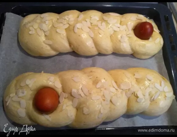 Посыпать лепестками миндаля.