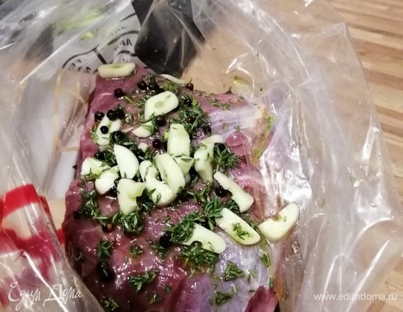 Для начала нужно замариновать мясо и оставить его в холодильнике на сутки. Для этого нужно смешать оливковое масло с нижестоящими ингредиентами, заложить в пакет мясо и маринад, пакет завязать и время от времени его переворачивать, чтобы маринад равномерно распределился.