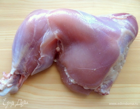 С окорочка снять кожу, отделить мясо от костей.