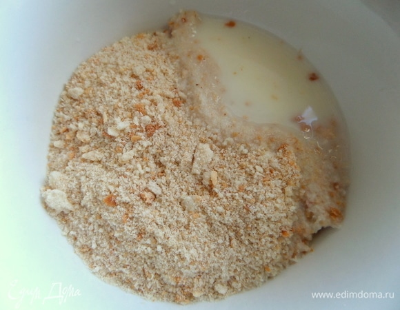 Сухари залить молоком.