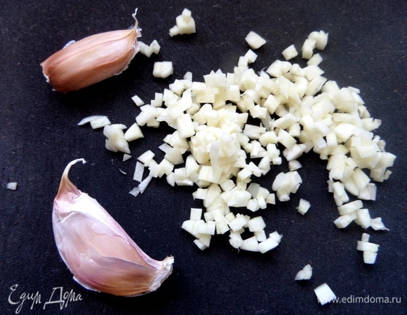 Нарезать чеснок.