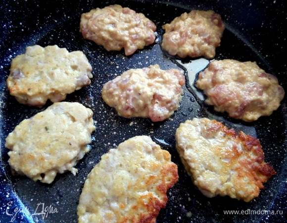 На разогретую с маслом сковороду перенести по ложке фарша.