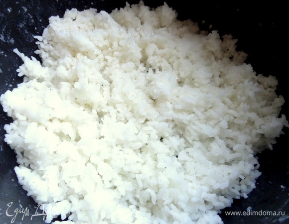 К котлетам отварить рис, очень удобно в мультиварке на программе «Рис» за 20 минут.
