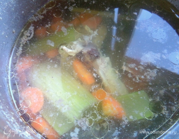 Тут же на обрезанных косточках можно сварить бульон.