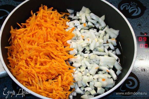 Пока мясо маринуется, подготовим начинку. Морковь натереть на крупной терке, лук мелко нашинковать и обжарить на растительном масле до золотистого цвета.