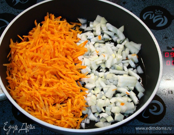 Пока мясо маринуется, подготовим начинку. Морковь натереть на крупной терке, лук мелко нашинковать и обжарить на растительном масле до золотистого цвета.
