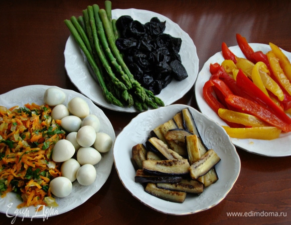 Перепелиные яйца сварить до готовности. Спаржу и чернослив залить кипятком минут на 5. Болгарский перец и баклажан нарезать на ломтики средней длины и поочередно обжарить в небольшом количестве растительного масла. Таким образом мы подготовили начинку для мясных рулетиков.