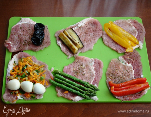 Разложить начинку на мясные ломтики и свернуть рулетиками. Перепелиные яйца сворачивать вместе с обжаренной морковью и луком.