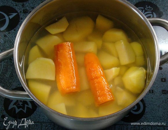 Пока запекается мясная часть торта, сварить очищенный картофель и одну морковь.