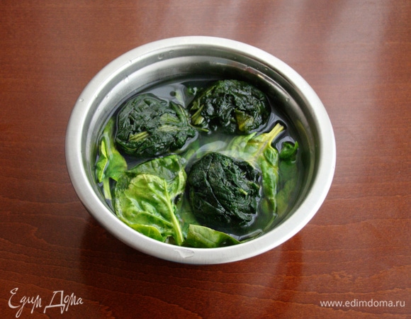 Шпинат залить кипятком или горячим картофельным отваром. Мне показалось, что свежего шпината маловато, поэтому я добавила замороженный для более насыщенного цвета.