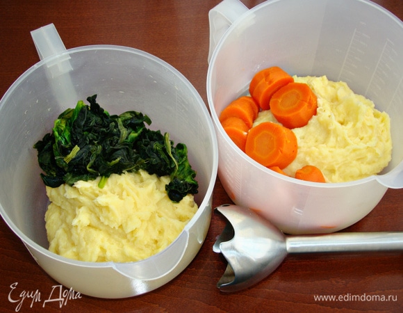 От основной картофельной массы отложить в две миски небольшое количество картофеля. В одну миску добавить сваренную морковь, в другую — шпинат. Все поочереди пробить блендером. Масса получается немного жидковатой, поэтому в каждую миску добавить по 2 ст. л. муки и все перемешать до однородности. Посолить по вкусу и каждую часть переложить в кондитерский мешок с насадкой.