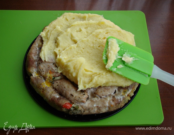 Готовую мясную основу освободить от фольги. Сверху и по бокам нанести равномерным слоем картофельное пюре.