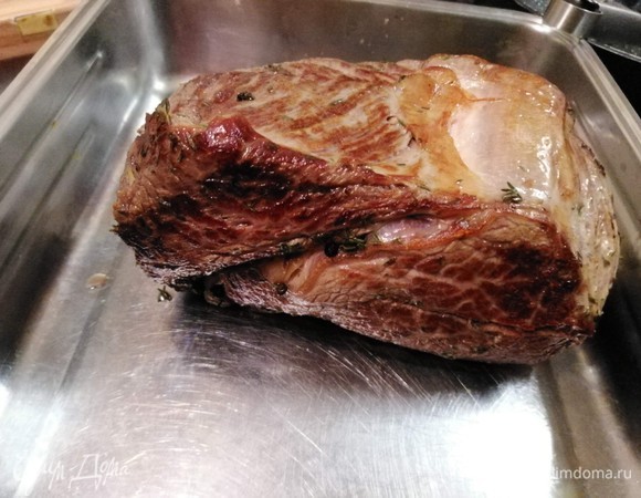 Приступим к готовке. Духовку разогреть до 120°C. Разогреть на сковороде подсолнечное масло. Обжарить мясо со всех сторон до золотистого цвета, переложить в форму для запекания, посолить. Отправить в духовку на 90 минут.