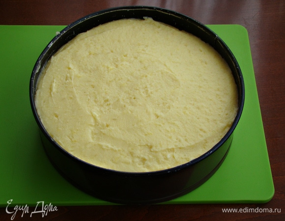 Чтобы торт хорошо держал форму, я установила его в разъемные бортики ( это делать не обязательно).