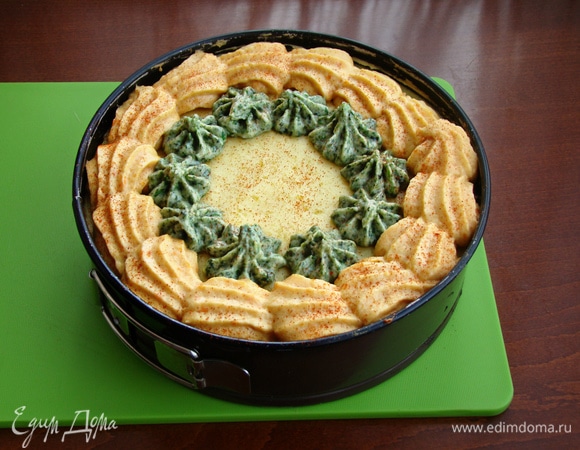 Верх украсить по своему вкусу цветной картофельной массой. По желанию слегка присыпать паприкой и поставить в разогретую до 180°C духовку еще минут на 15, до легкой румяной корочки.